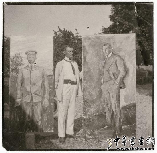 爱德华·蒙克与两幅作品在室外，摄于1909年。