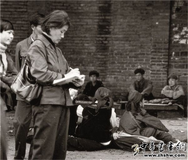 1982年10月，周思聪于凉山昭觉街头画速写，邓华清摄